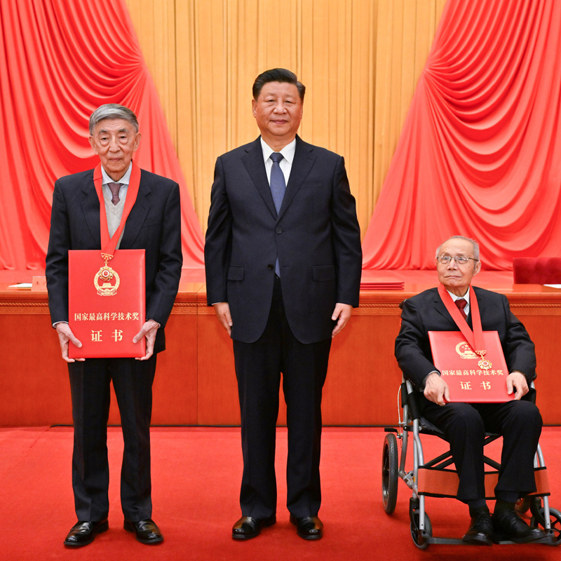 11月3日，习近平总书记向获得2020年度国家最高科学技术奖的顾诵芬院士（右）和王大中院士（左）颁奖。.jpeg