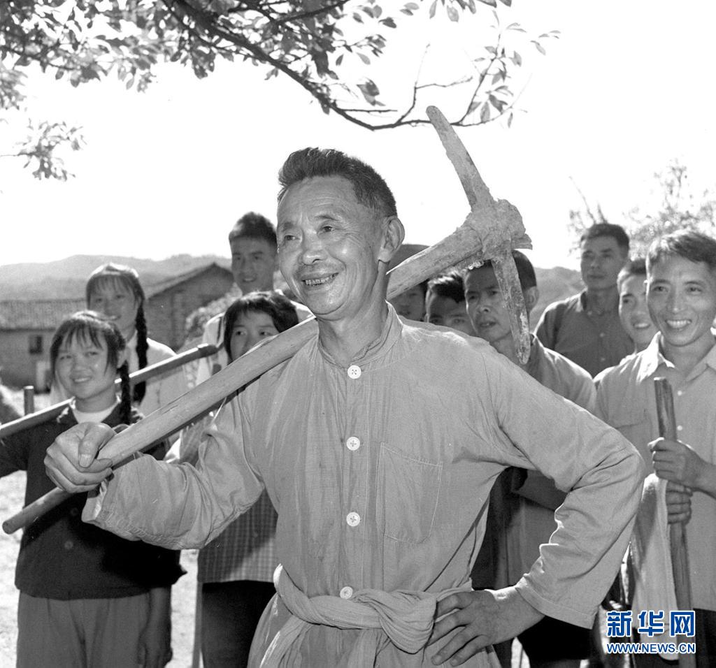 甘祖昌回到家乡后，一直和村民一起参加生产劳动（资料照片）。新华社记者 王绍业 摄.jpg