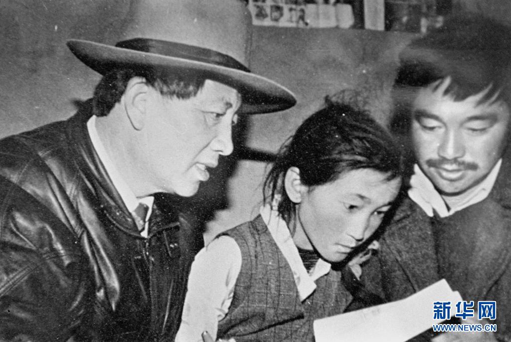 在西藏工作期间，孔繁森（左）在辅导藏族儿童读书（资料照片）。新华社发.jpg