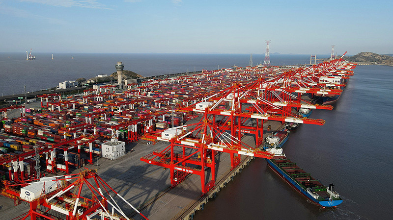 这是4月6日拍摄的上海洋山港四期自动化码头（无人机照片）。新华社记者 方喆 摄.jpg