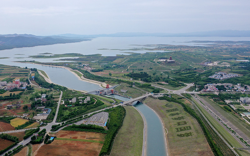 这是5月20日在河南省南阳市淅川县拍摄的南水北调中线工程陶岔渠首（无人机照片）。新华社记者 李嘉南 摄.jpg