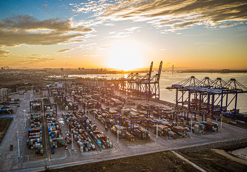 这是5月26日在海南洋浦经济开发区拍摄的洋浦国际集装箱码头（无人机照片）。新华社记者 蒲晓旭 摄.jpg