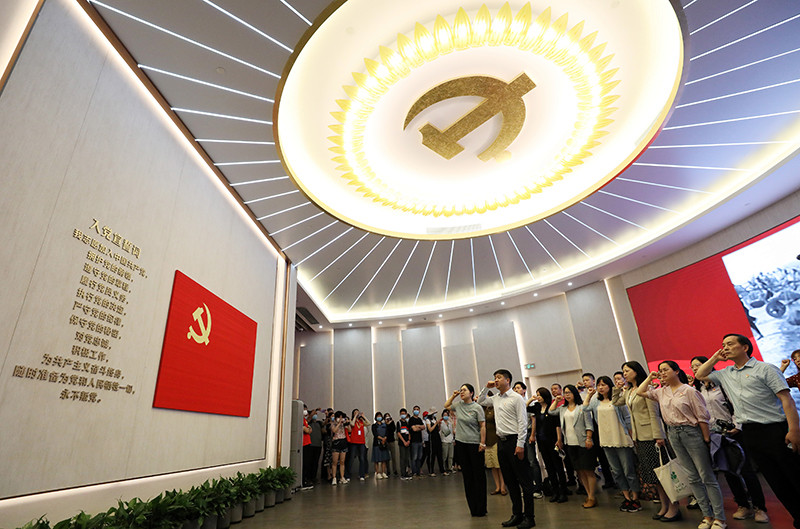 6月3日，党员在全新开馆的上海中共一大纪念馆里重温入党誓词。新华社记者 刘颖 摄.jpg