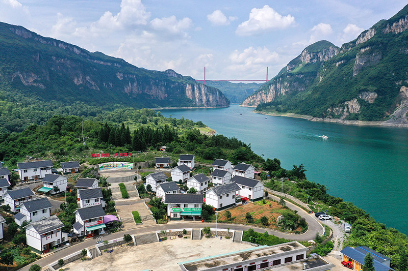 这是7月24日拍摄的位于乌江源头的贵州省黔西市新仁苗族乡化屋村麻窝寨易地扶贫搬迁集中安置点（无人机照片）。新华社记者 杨文斌 摄.jpg