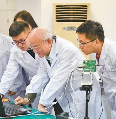 刘永坦（右二）在哈尔滨工业大学实验室钻研雷达技术。.jpg