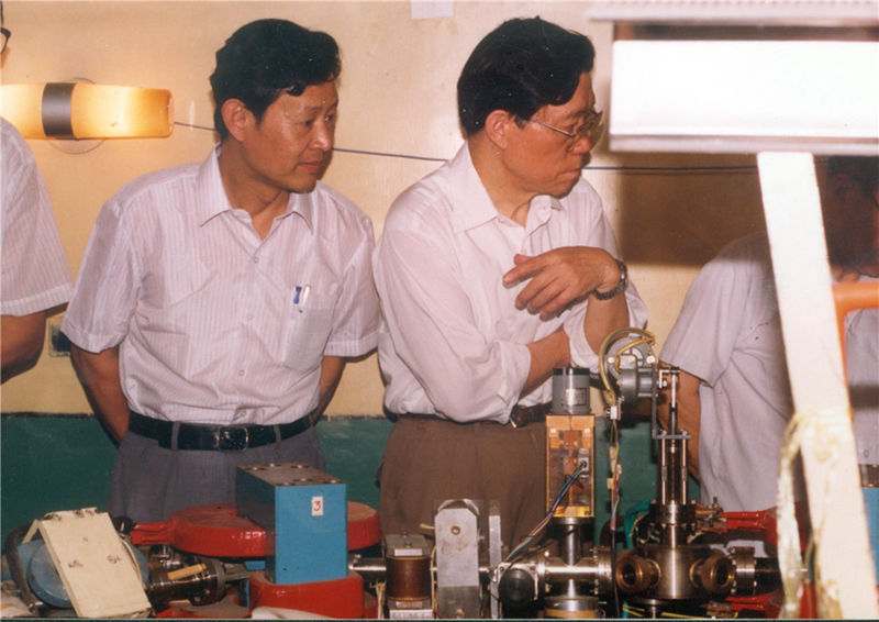 杜详琬和陈能宽在高能所实验室(1993).jpg