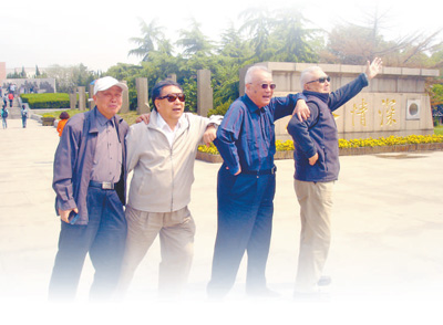 2013年，张祖勋、李德仁、宁津生、陈俊勇（从左至右）4位院士合影。.jpg