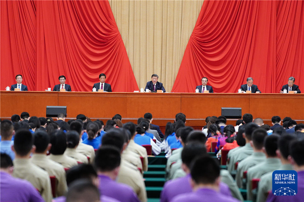 5月10日，庆祝中国共产主义青年团成立100周年大会在北京人民大会堂隆重举行。中共中央总书记、国家主席、中央军委主席习近平在大会上发表重要讲话。新华社记者 燕雁 摄.jpg
