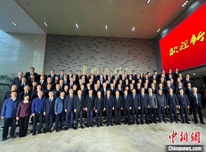 中國工程院舉行2023年當選院士學習教育暨頒證儀式，另外加兩張照片