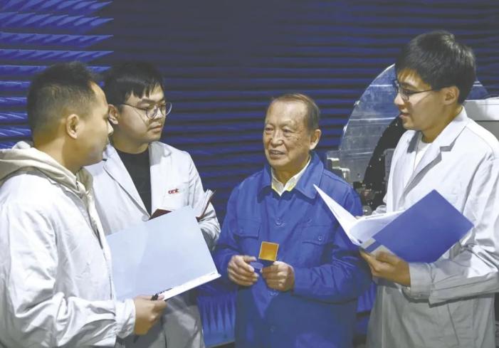 六十余载铸“战鹰之眼” 丹心相伴雷达一生 六十余载铸“战鹰之眼” 丹心相伴雷达一生